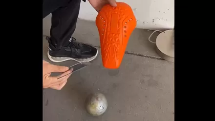 اختبار تأثير واقي الركبة NNF لدراجة نارية